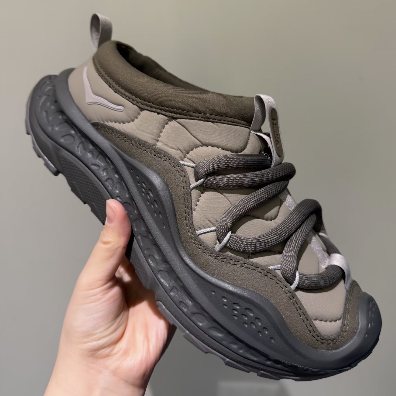 HOKA ONE ONE ORA PRIMO 淡棕 咖啡 復古 懶人鞋 拖鞋 舒適 烏龍麵 毛毛蟲鞋 1141570-LPH