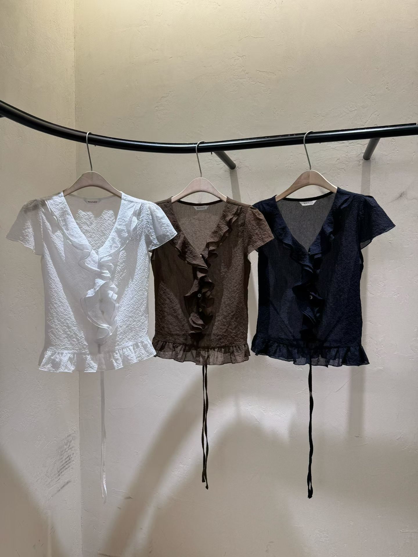 WJ6353 Ruffle荷葉邊後綁帶飛飛袖上衣