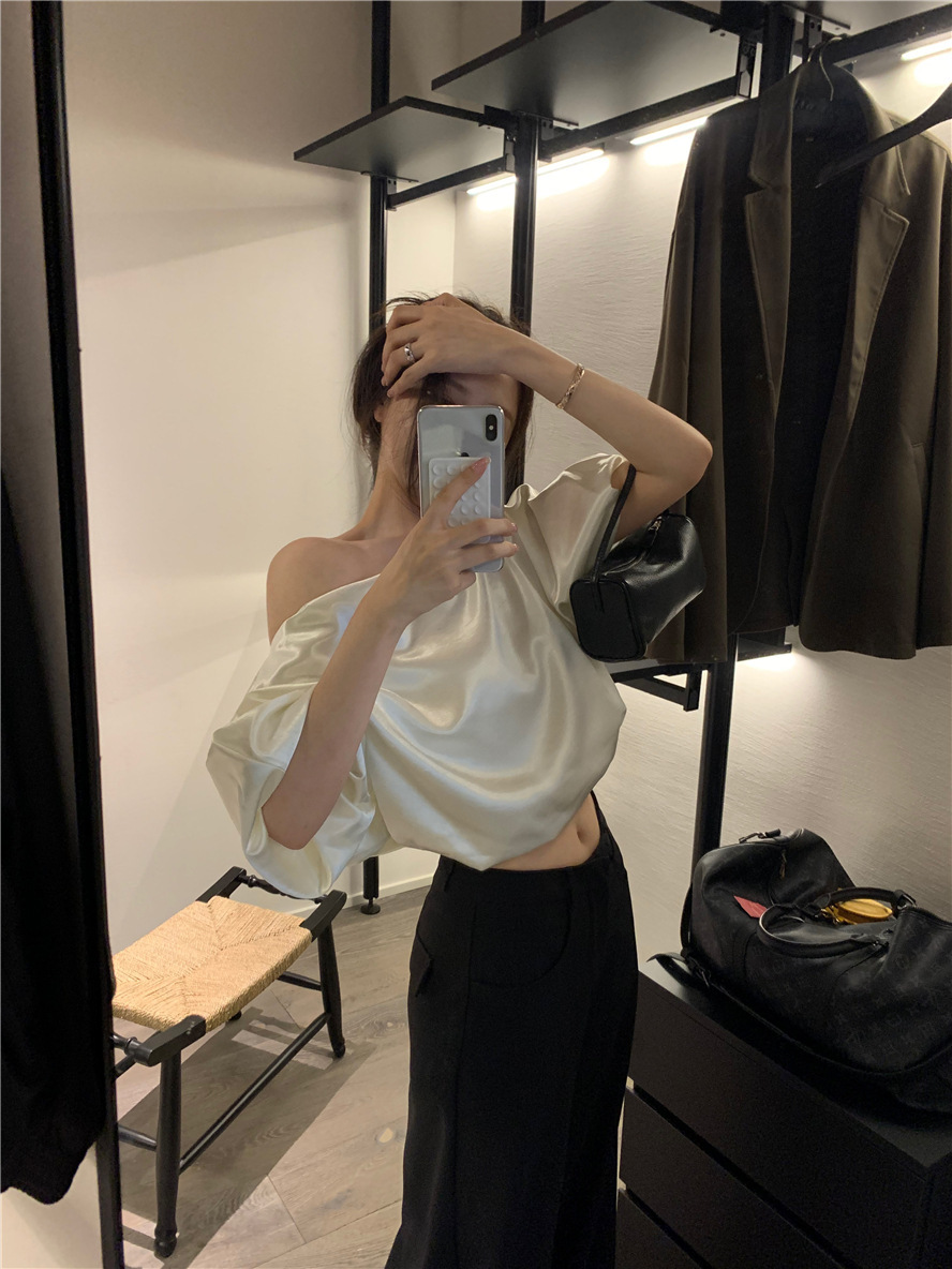 氣質高級感 JENNY同款 綢緞斜肩寬鬆上衣(黑/白)