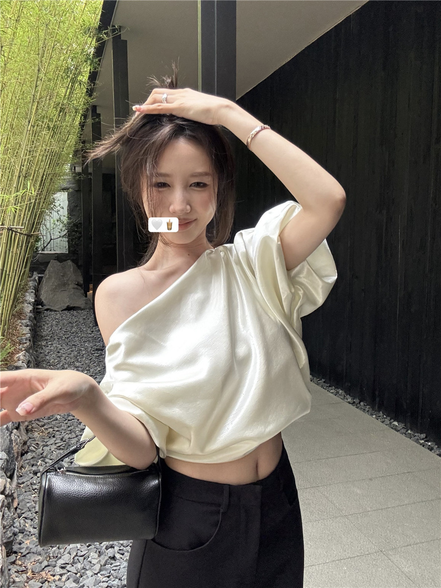 氣質高級感 JENNY同款 綢緞斜肩寬鬆上衣(黑/白)
