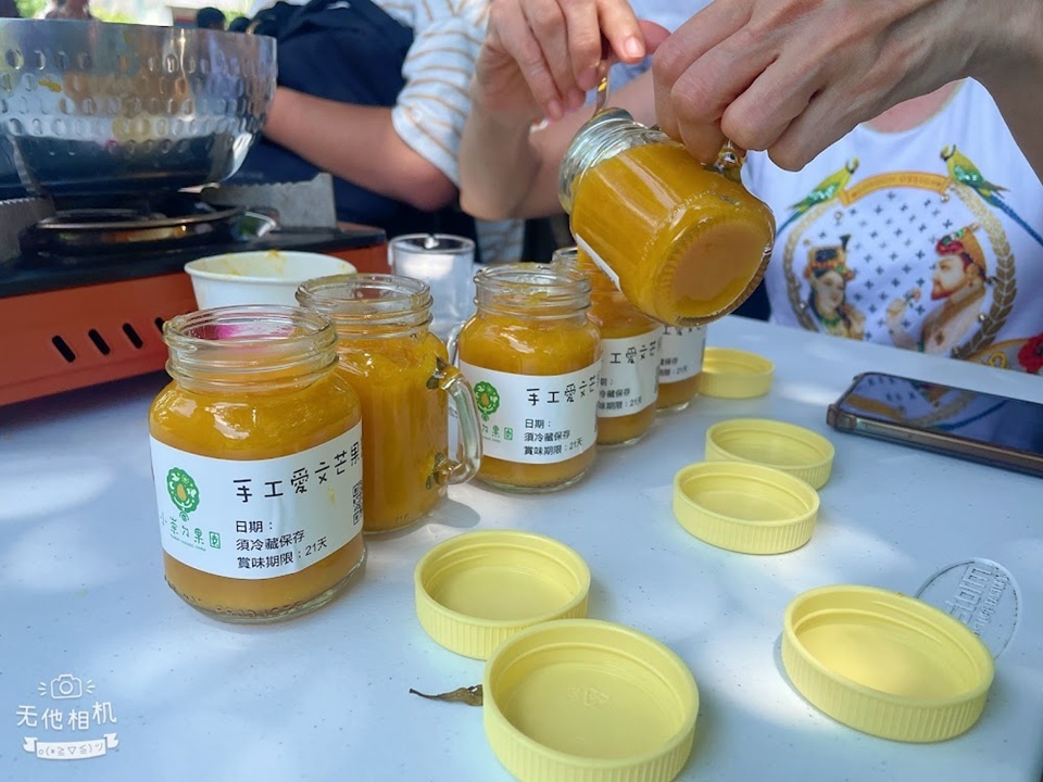 小崇ㄉ果園採友善土地的草生栽培,盛產時開放採摘,附導覽解說,園主會教你怎麼判斷芒果熟了沒,園區也賣芒果乾、芒果醬。