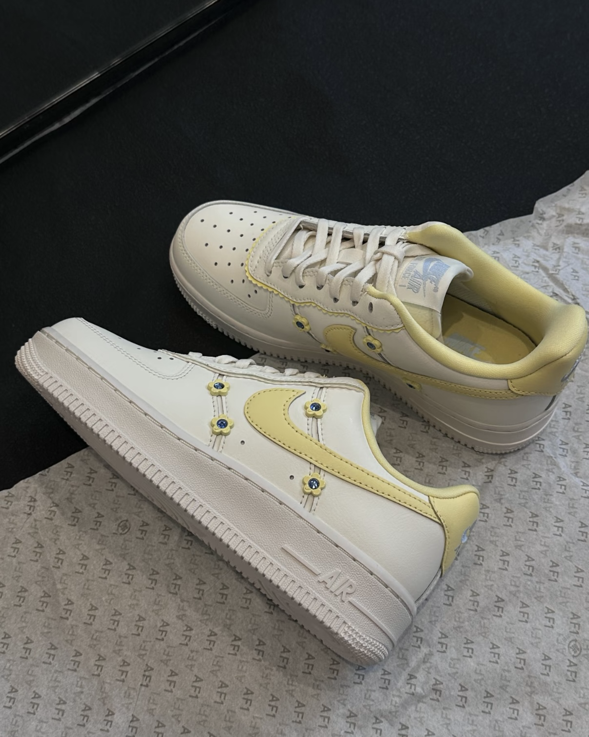 NIKE AIR FORCE 1 檸檬黃 奶油小黃花 低筒休閒鞋 女鞋