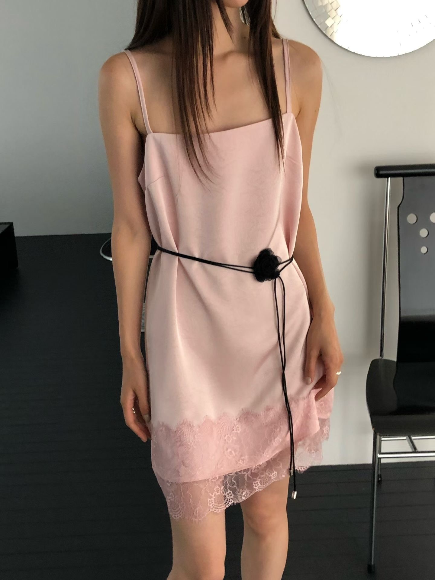 精緻蕾絲襬吊帶短洋裝