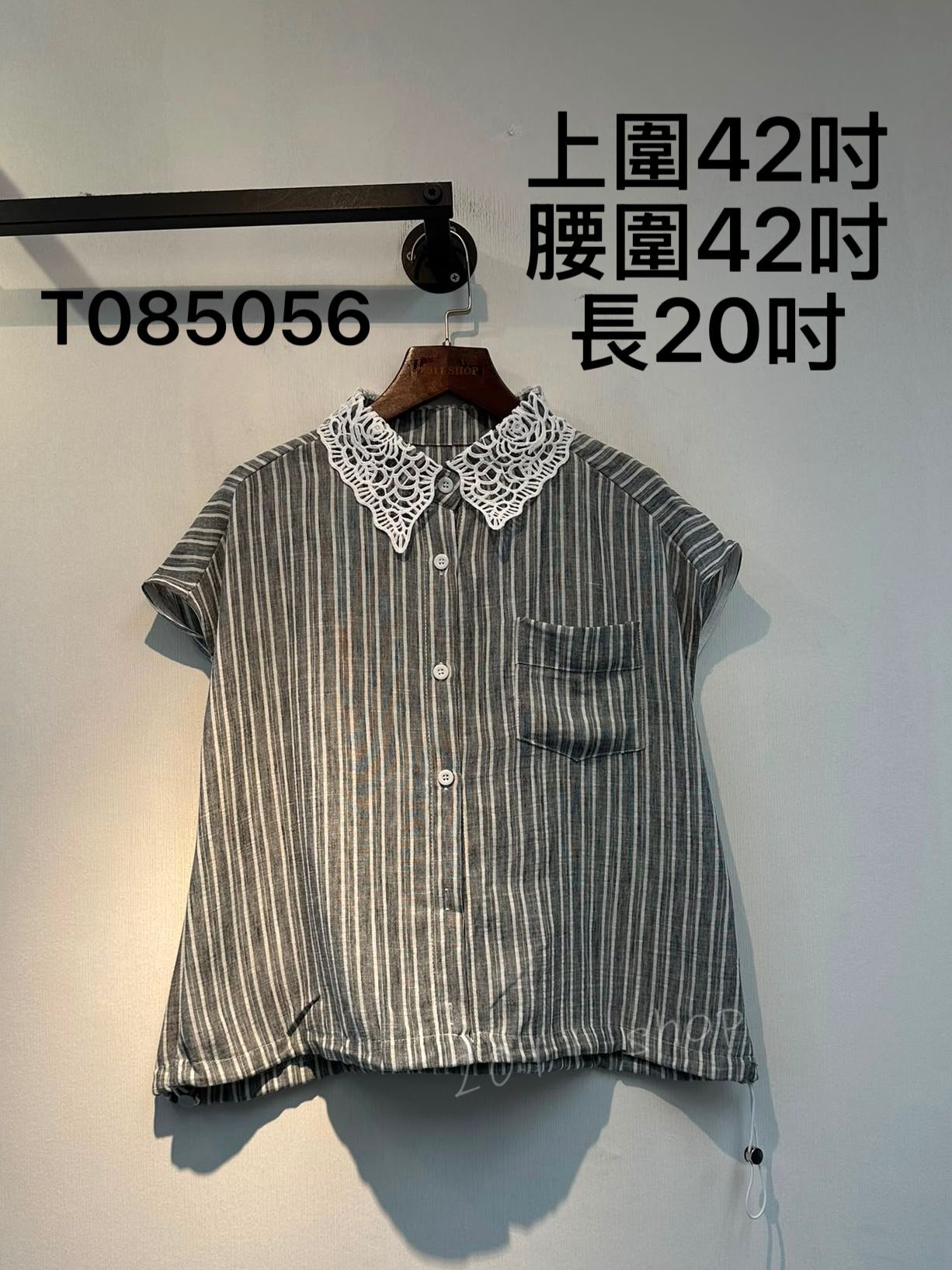 鏤空領麻質條紋TOP  上圍42吋 腰圍42吋 長20吋  T085056