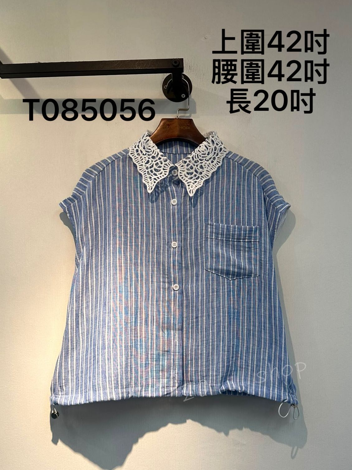 鏤空領麻質條紋TOP  上圍42吋 腰圍42吋 長20吋  T085056