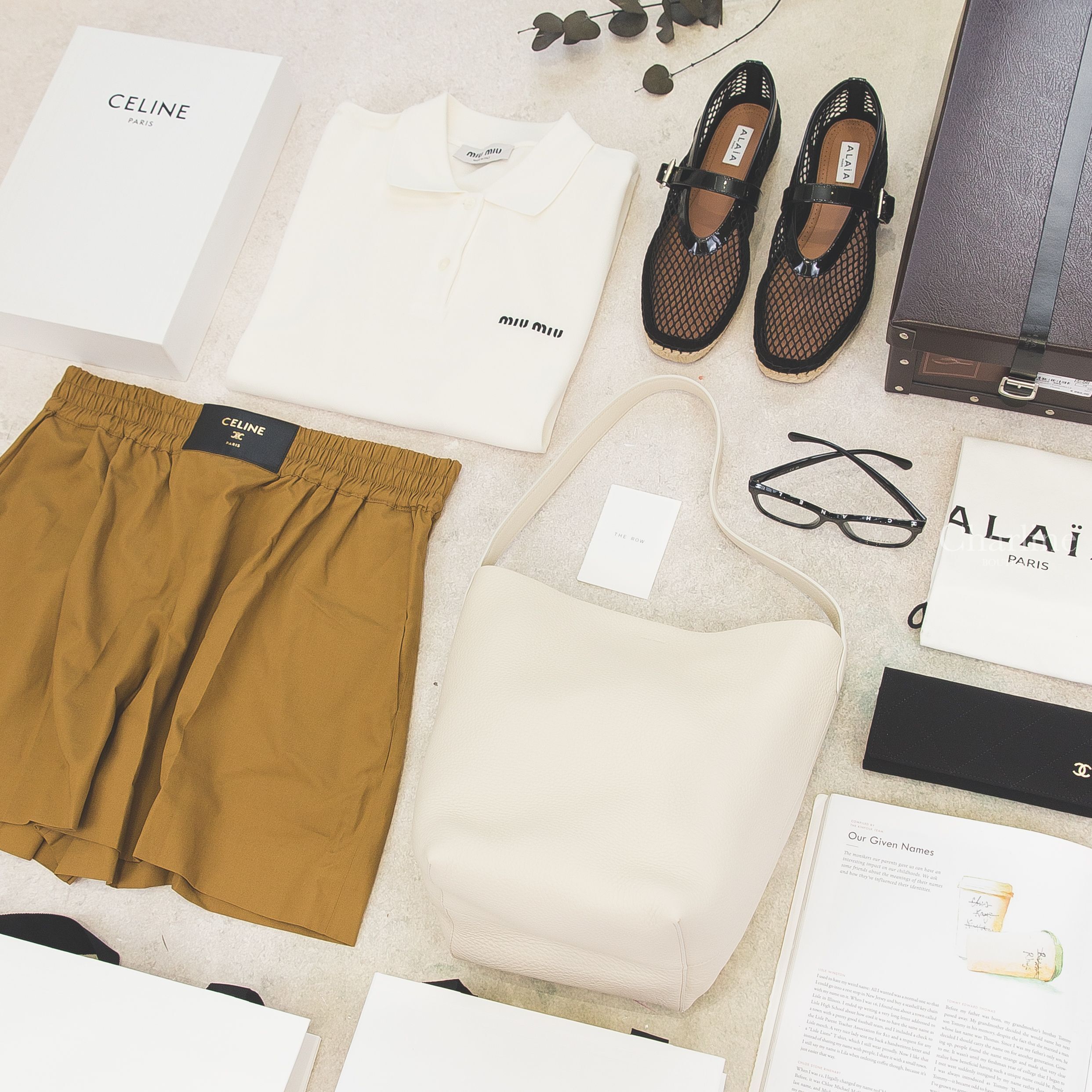 Alaïa 黑色漁網狀漆皮草編芭蕾舞鞋,The Row Park Tote Bag 象牙白中型肩背包,Chanel 黑色白字側邊銀CC平光眼鏡,Miu Miu白底黑字Polo領短袖上衣-Charline Boutique 精品代購
