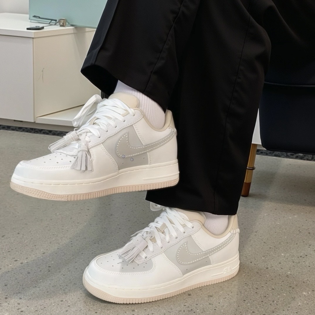 W NIKE AIR FORCE 1 奶油白灰 流蘇 跳色拼接 休閒 女鞋 HV1813-001