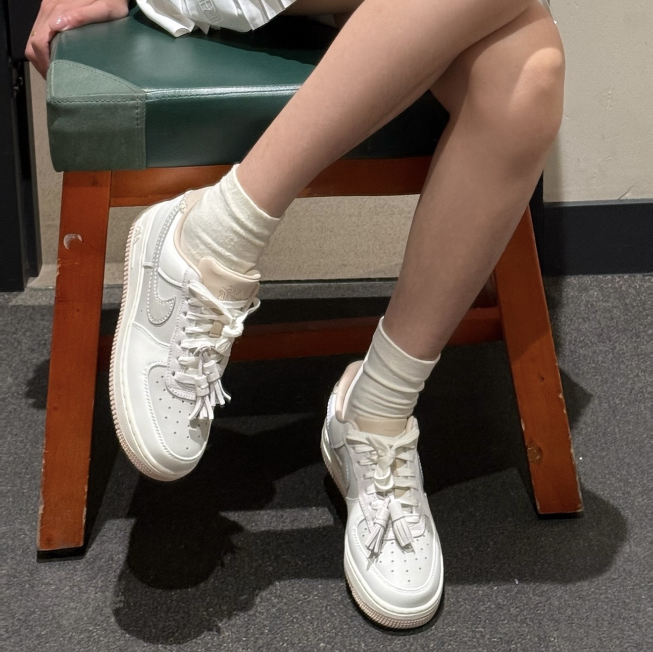 W NIKE AIR FORCE 1 奶油白灰 流蘇 跳色拼接 休閒 女鞋 HV1813-001
