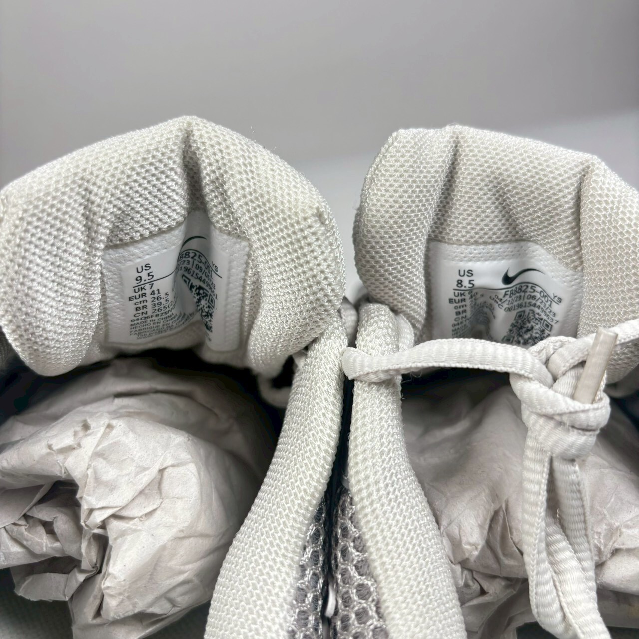 微瑕疵-大小腳(L:9.5；R:8.5) FB8825-001/8.5 Nike Zoom Vomero 5 "Cobblestone" 復古 灰 慢跑 女鞋