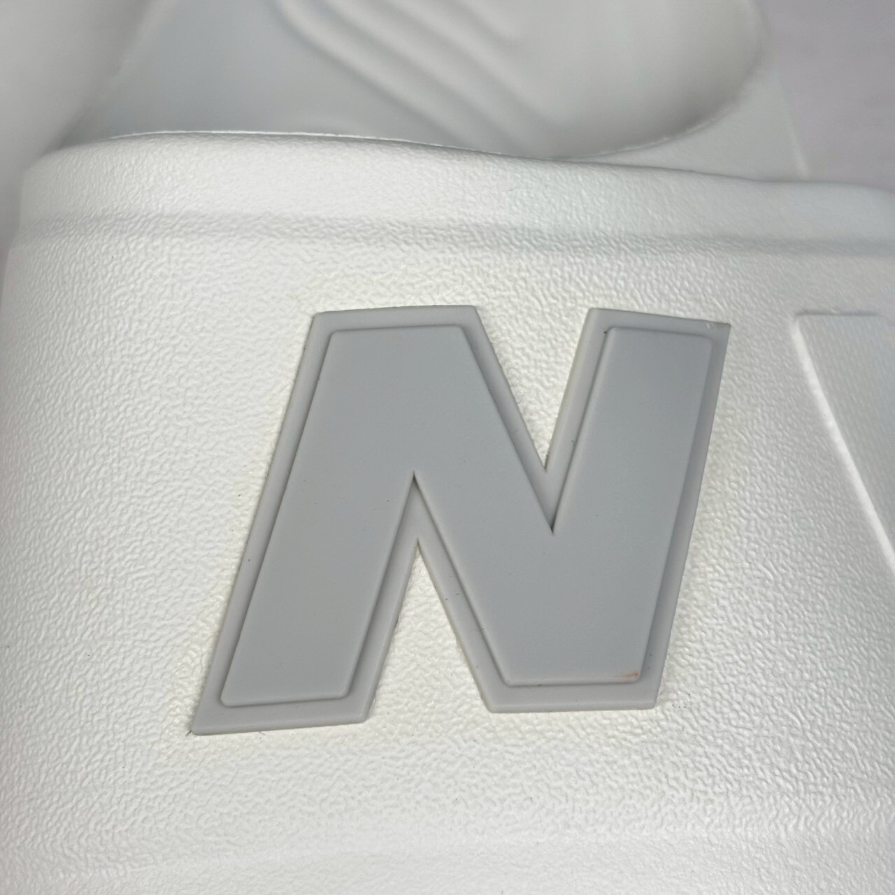 微瑕疵-左右腳鞋標旁泛黃 SMASPTF1/9 New Balance 202XA Velcro Slide "White" 涼拖鞋 男鞋 白