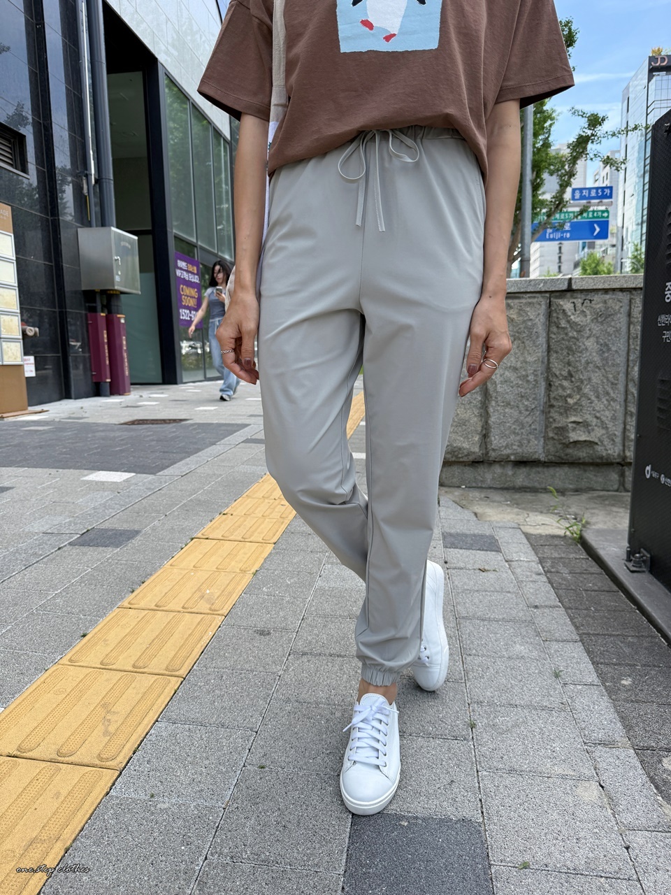 正韓咕溜滑面彈性涼感縮口褲 (灰白)