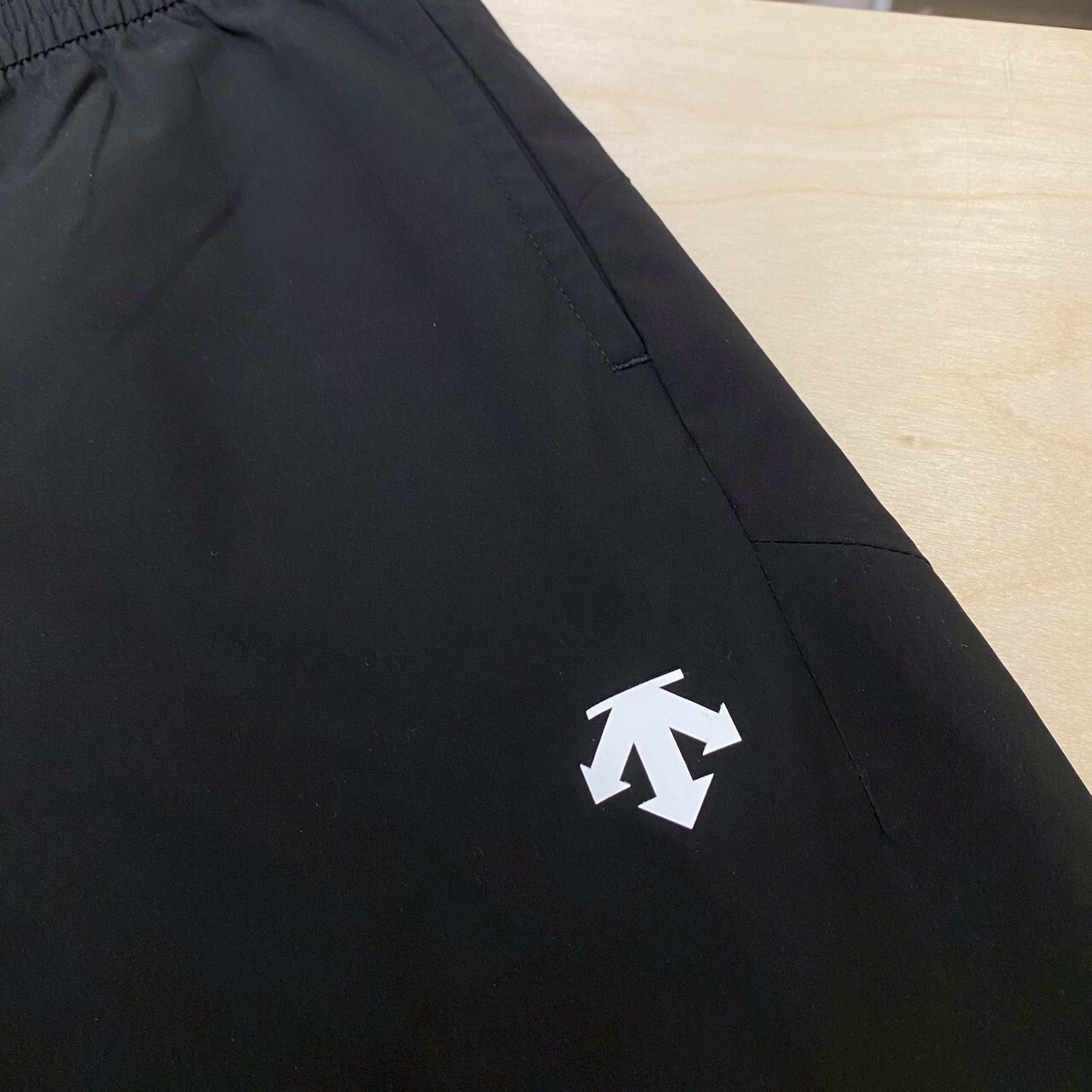 Descente 迪桑特經典基礎款休閒短褲 SR323UHP71