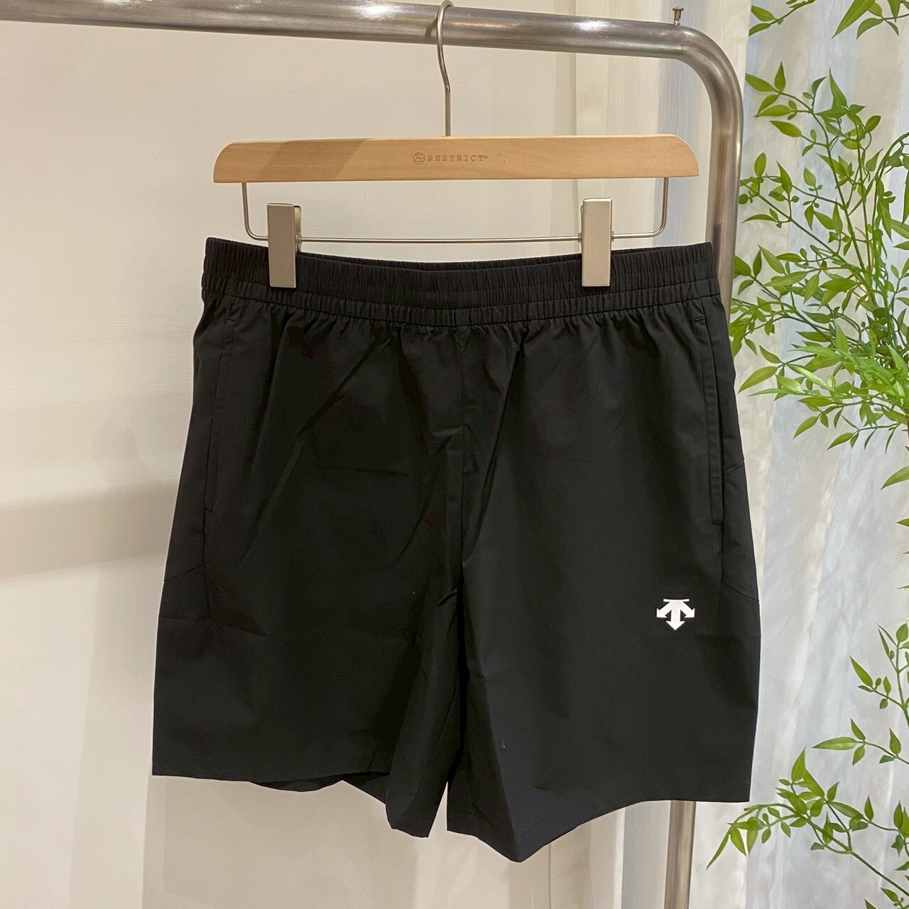 Descente 迪桑特經典基礎款休閒短褲 SR323UHP71