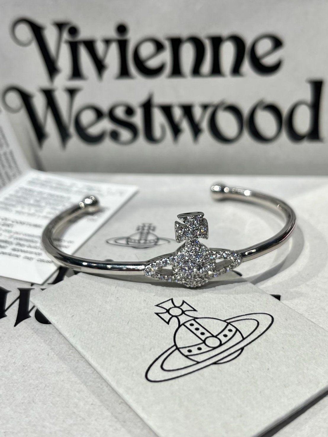 VIVIENNE WESTWOOD 西太后 GRACE 巴斯 滿鑽 浮雕土星 手環 手鐲女款