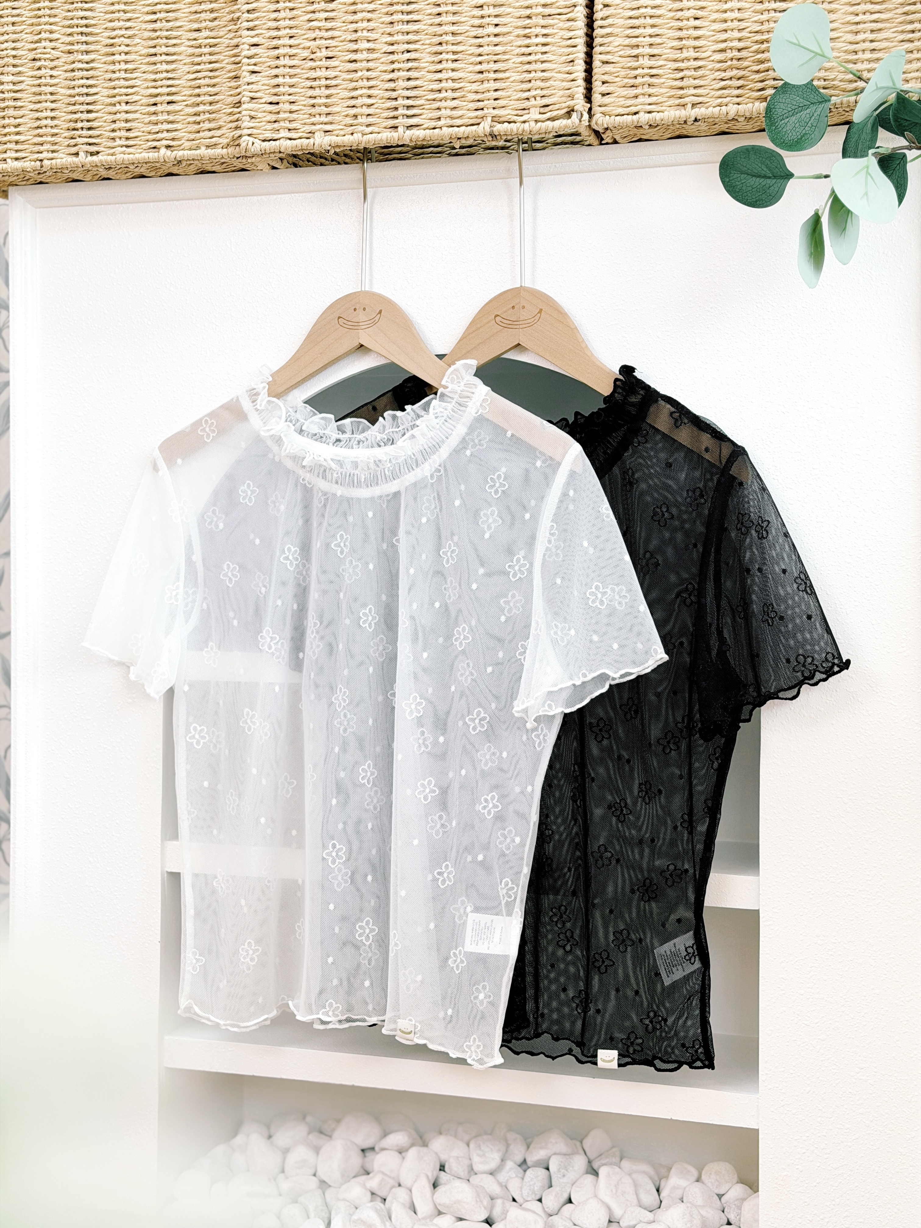 兩色 / 透膚網紗手繪小花短袖上衣 / Line-Art Floral Jacquard Mesh Top