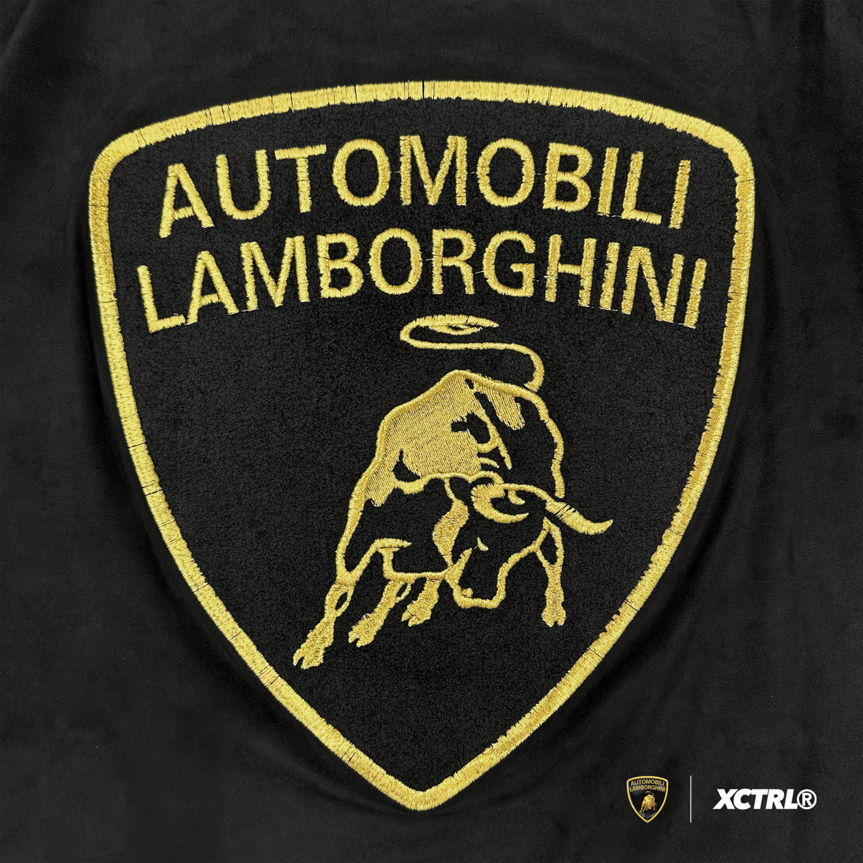 XCTRL®┃Lamborghini 毛巾繡標誌寬版短T-黑┃麂皮絨 金線繡花設計