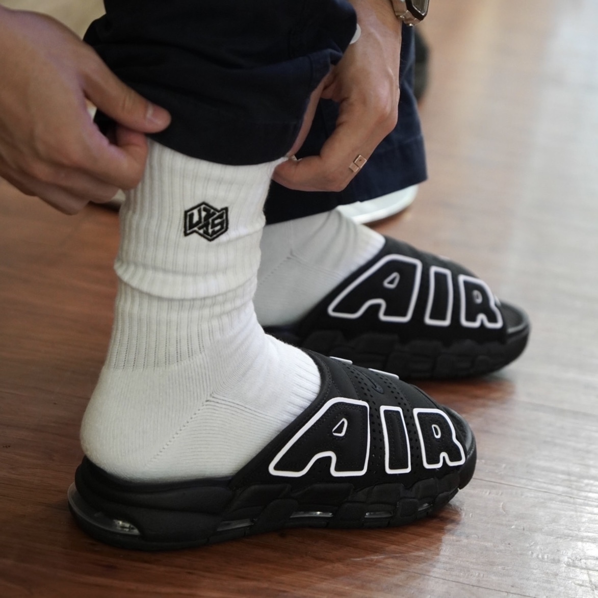 NIKE AIR MORE UPTEMPO SLIDE 黑白 大AIR 氣墊 拖鞋 休閒 DV2132-001