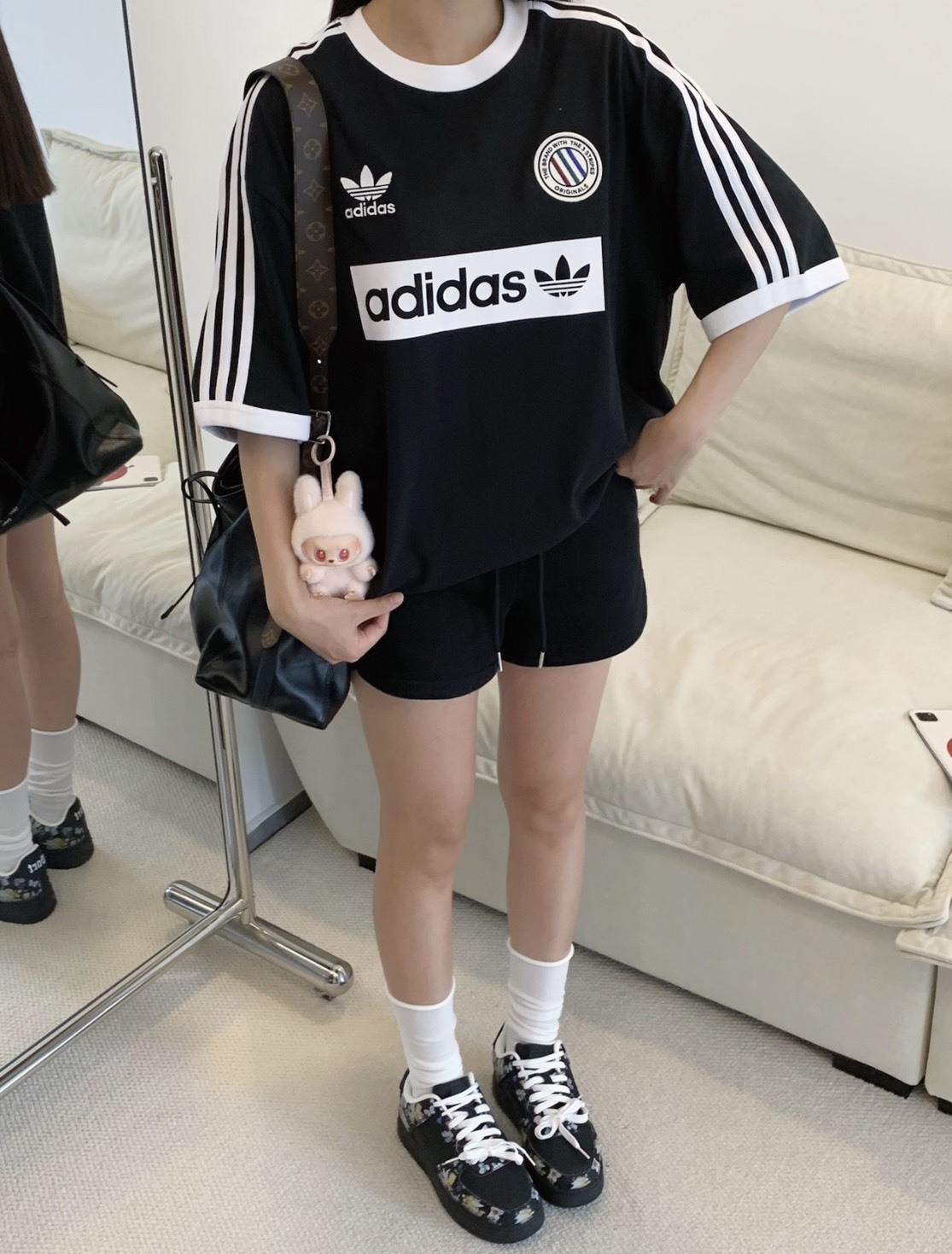 <國外限定>ADIDAS Originals 足球風 三線 黑色 短袖 短T 球衣 KC2603