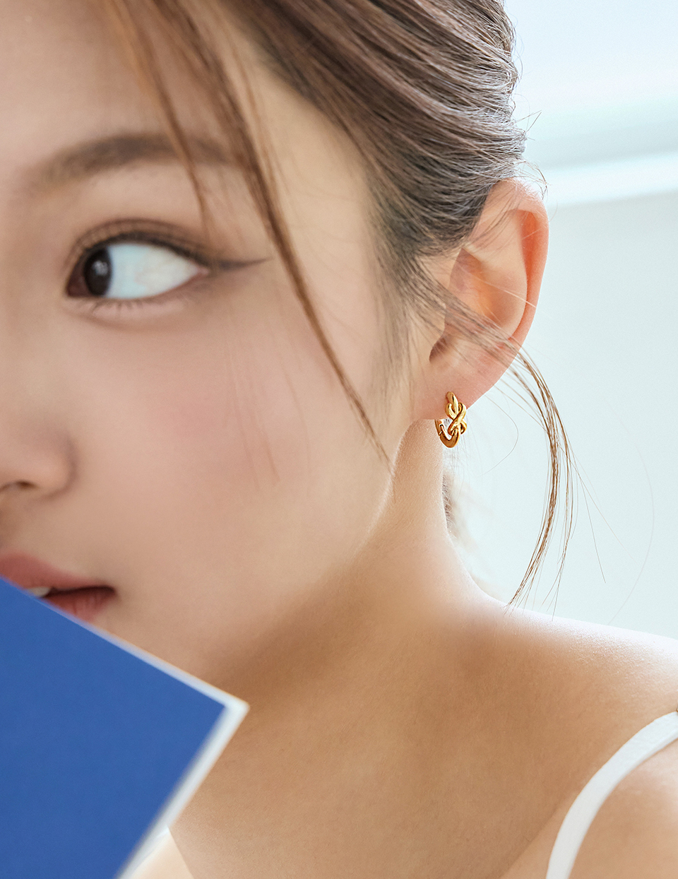 低調扭結圓圈。針式耳環(金)