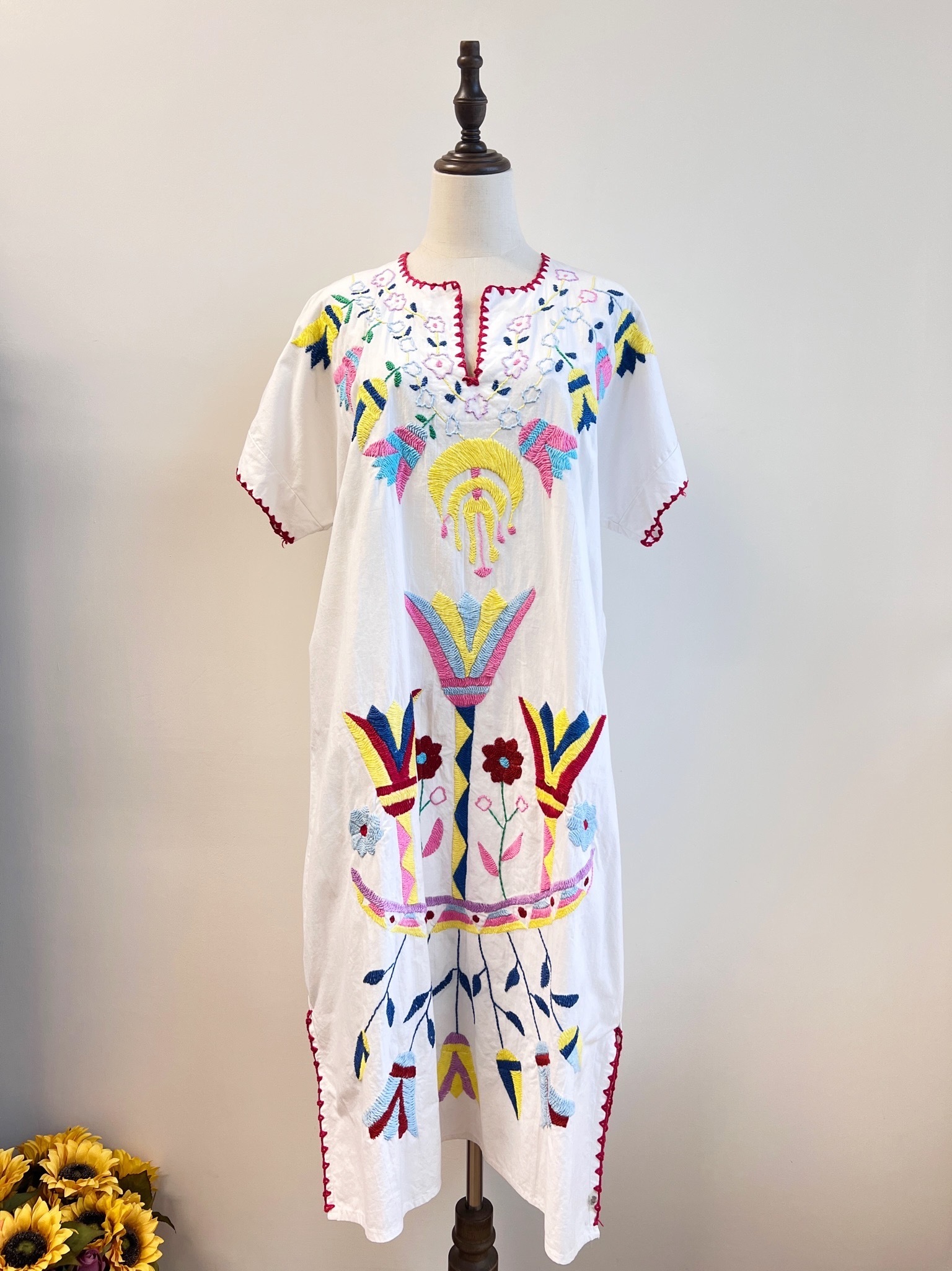 白色可愛鬱金香刺繡連身裙