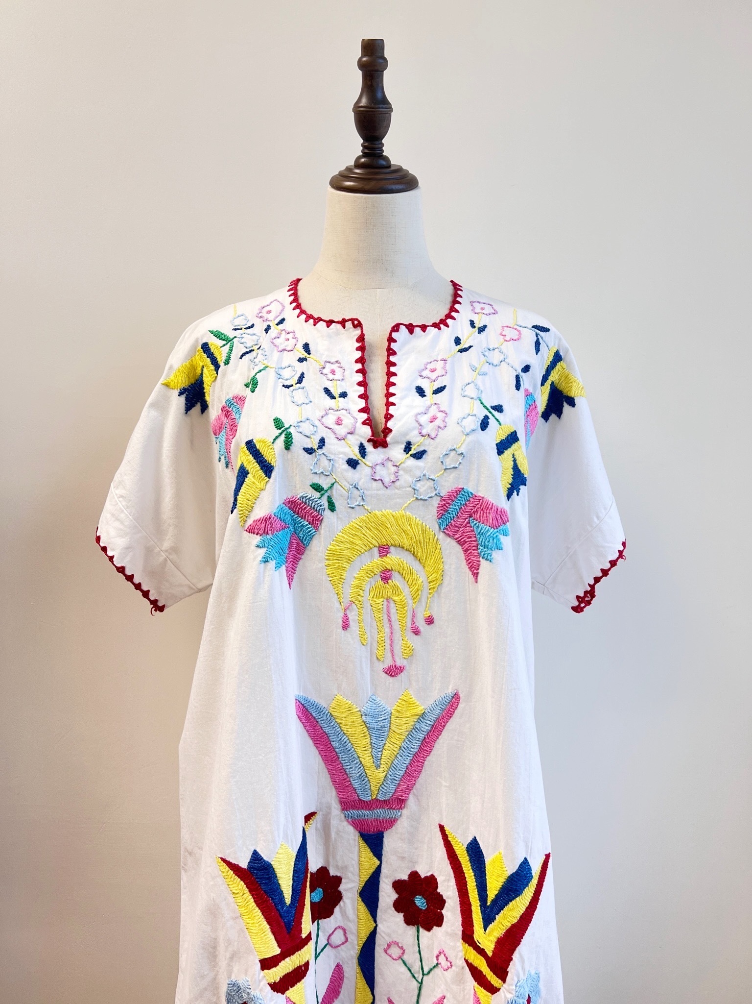 白色可愛鬱金香刺繡連身裙