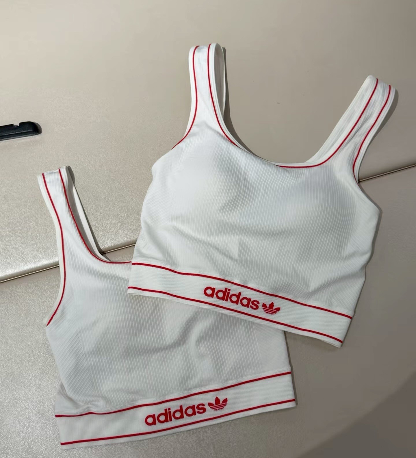 【Luxury】 Adidas Original三葉草2026WAIST BAND TANK 愛迪達背心無袖 紅色字背心 LF4591