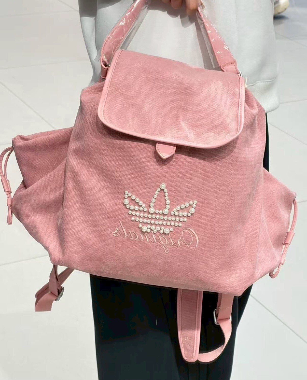 【Luxury】ADIDAS 超美櫻花粉 經典Logo 後背包 珍珠三葉草 Originals字母 手拿包 旅遊 外出 沙灘包 玫瑰乾燥粉 行李袋 旅行袋
