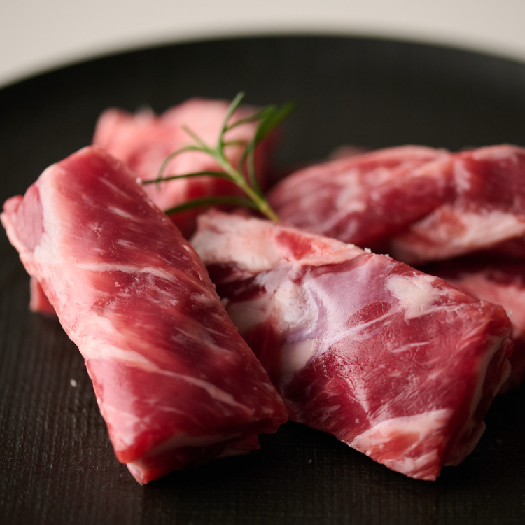 牛肋條肋間肉油花與筋膜層次特寫
