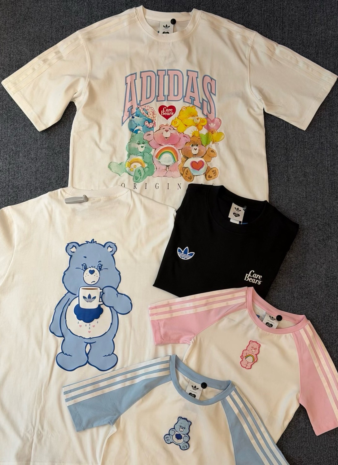 【預購】Adidas x Care Bears 彩虹小熊 彩虹熊 聯名 三葉草 愛迪達 小熊 熊公仔 短袖 全家福 男女款 T-SHIRT