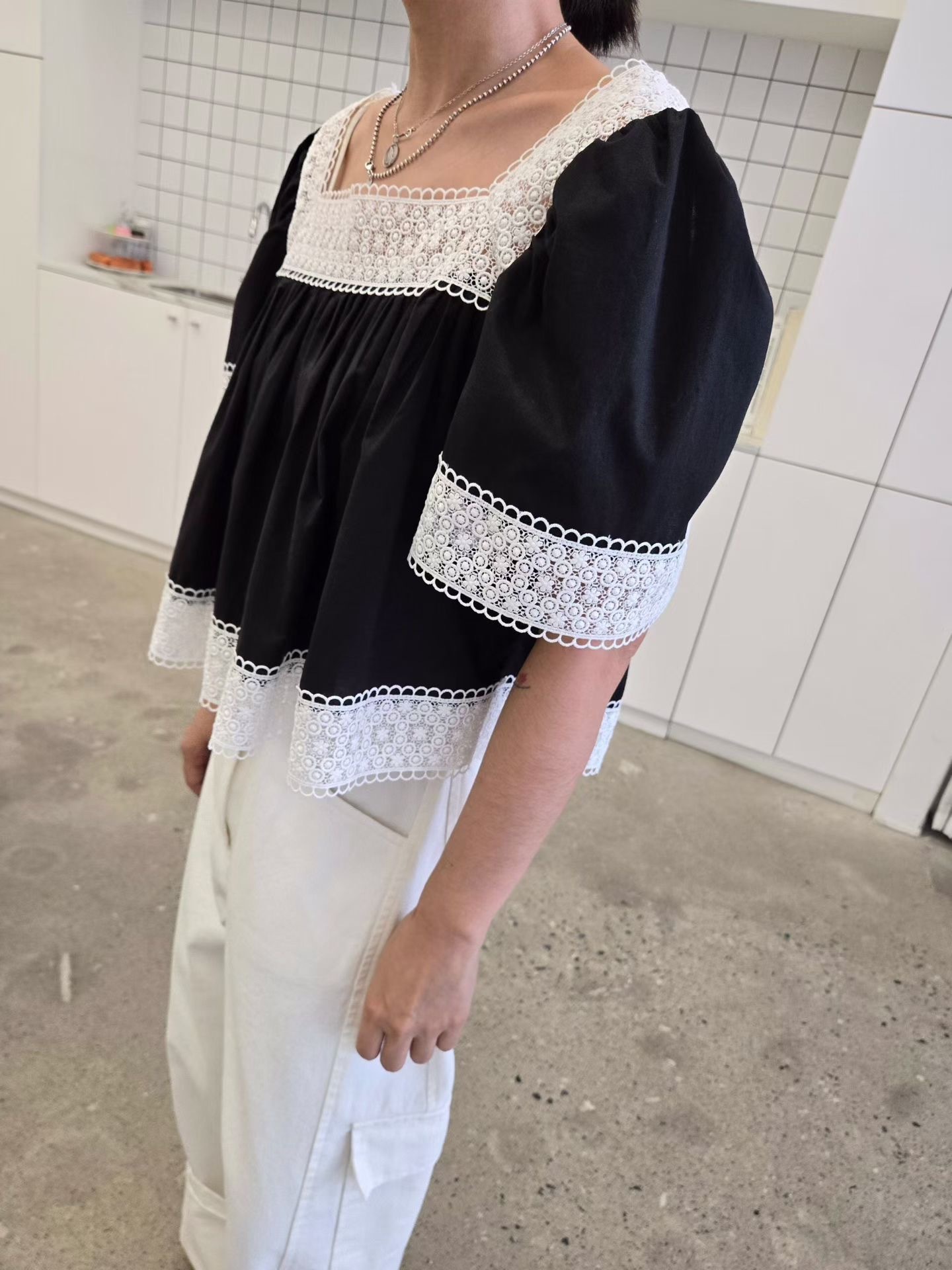 公主袖方領滾蕾絲襯衣