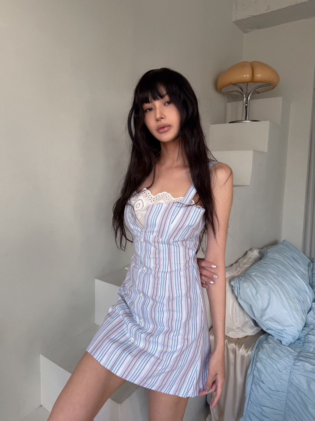 白蕾絲裡領條紋路短洋裝