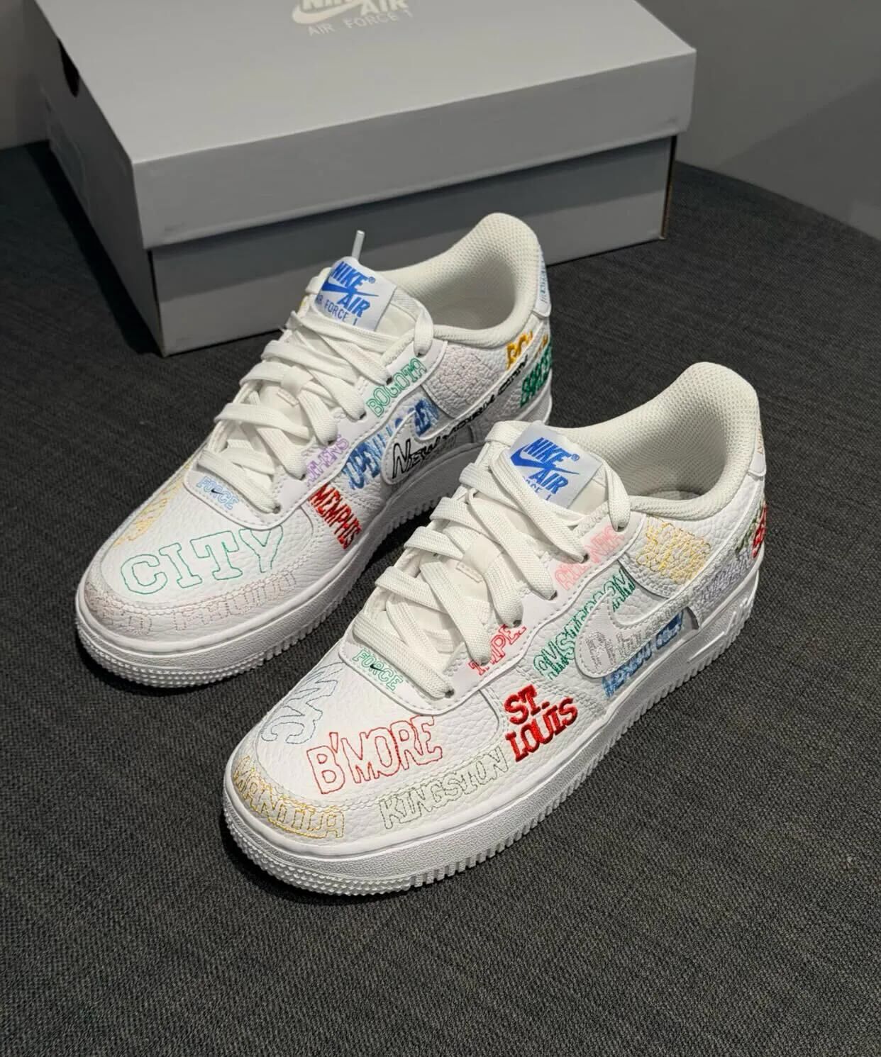 【預訂】NIKE AIR FORCE 1 白刺繡塗鴉風-GS