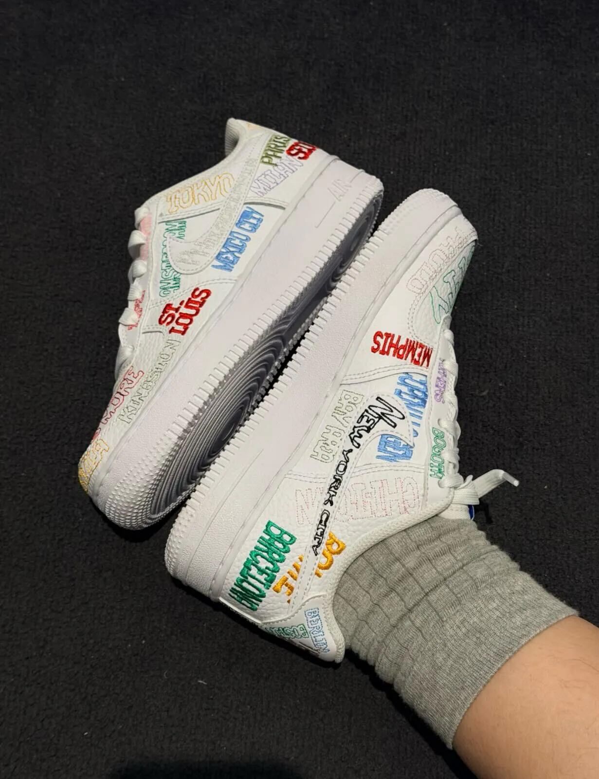 【預訂】NIKE AIR FORCE 1 白刺繡塗鴉風-GS