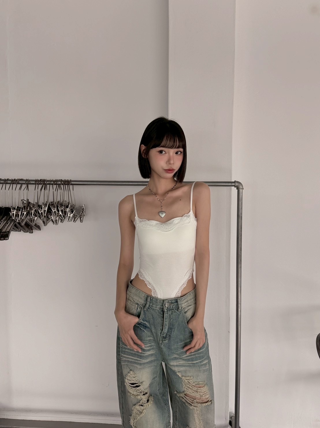 辣妹命定款 蕾絲吊帶連體衣 白色