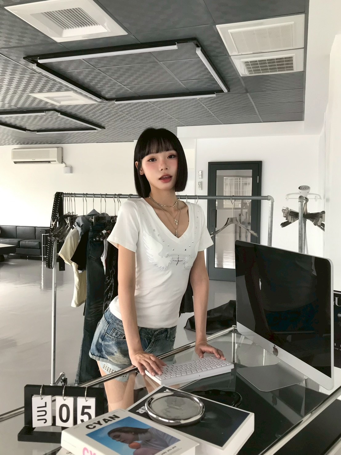 夜幕降臨🪽卯釘翅膀 V領短tee 白色