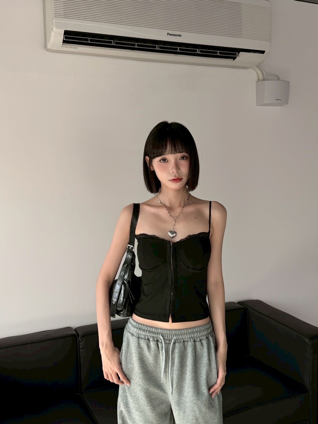 全網熱搜 蕾絲拼接 排扣吊帶（帶胸墊）黑色