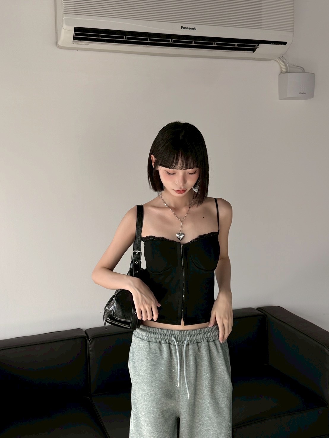 全網熱搜 蕾絲拼接 排扣吊帶（帶胸墊）黑色