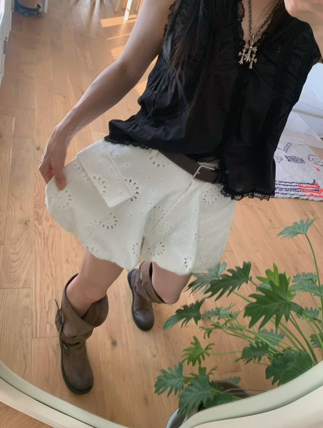 附腰帶洞洞花短褲