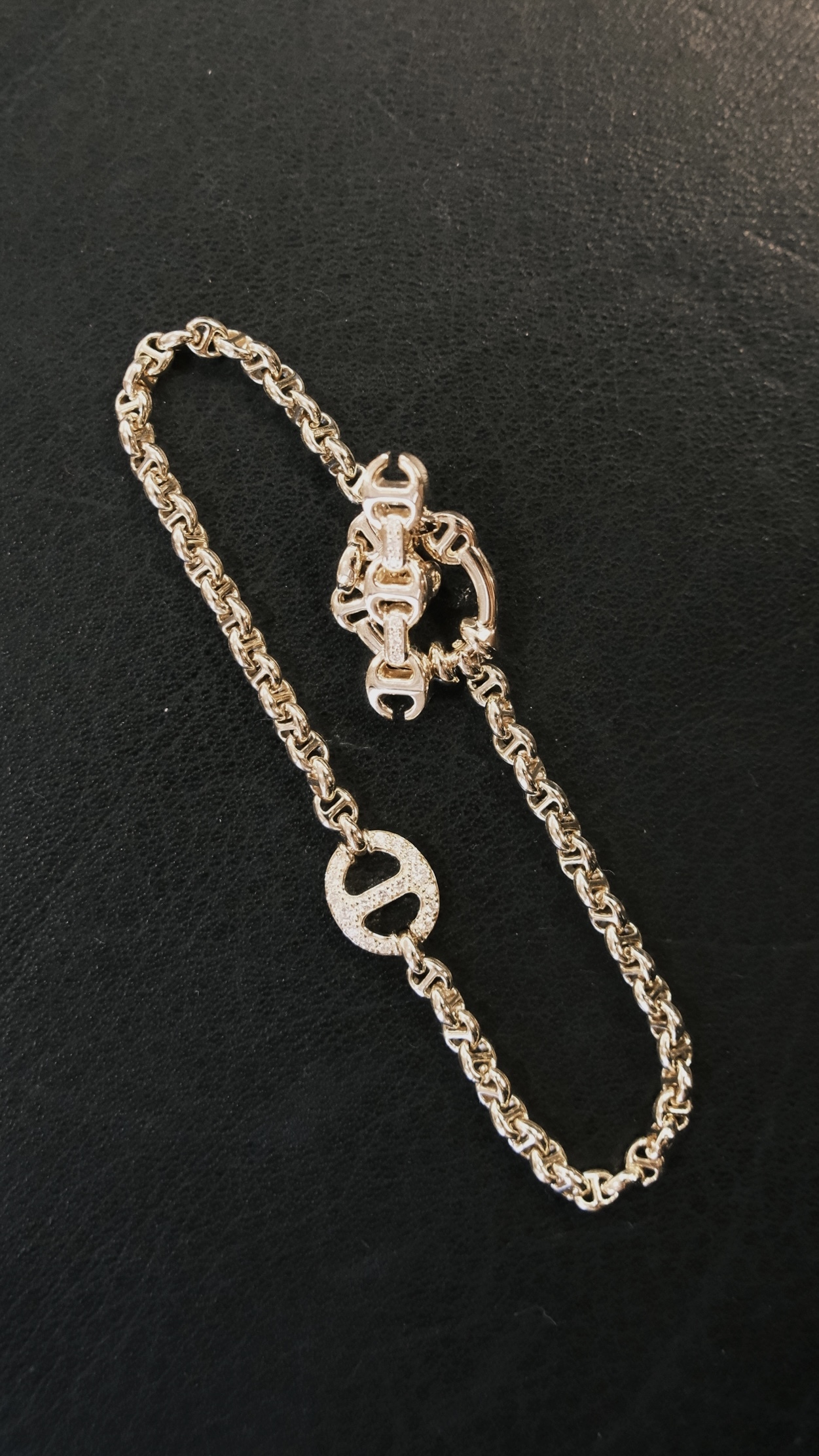 HB233D YGWD 18K YELLOW GOLD MICRO CHAIN BRACELET W/10MM WHITE DIAMOND STATION DOUBLE SIDED, WHITE DIAMOND TOGGLE