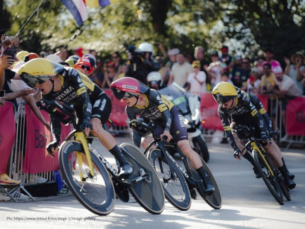 2026 環法自行車賽第一站首圖：Visma｜Lease a Bike 車隊在 19.6 公里團隊計時賽（TTT）中集體全速壓彎，Jonas Vingegaard 率領隊友奪下開幕戰單站冠軍並穿上黃衫。