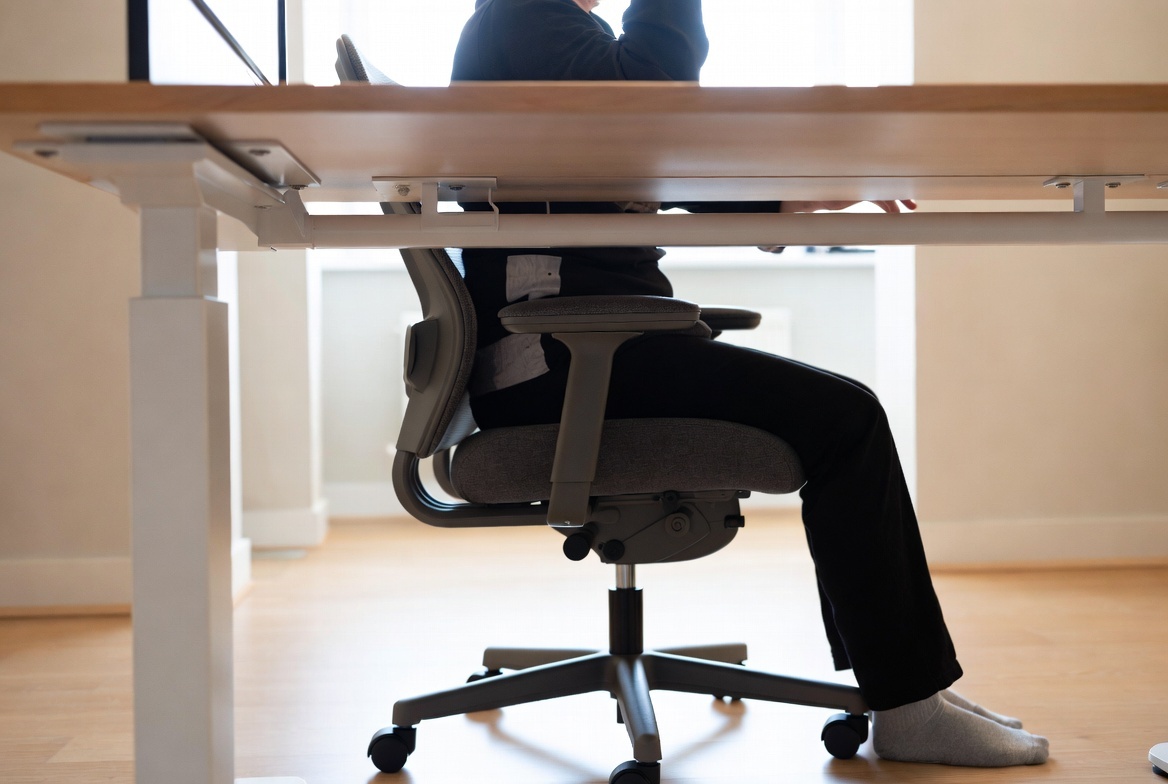 如何挑選一款大人使用舒服的書桌椅組？示意圖