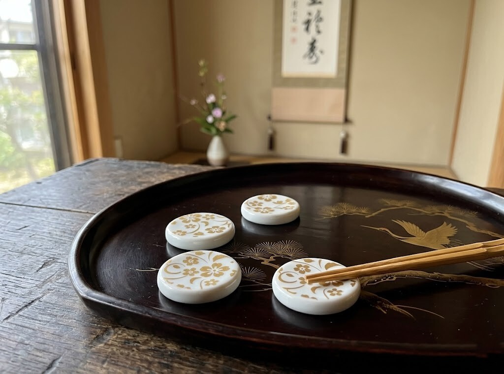 金彩唐草花紋．圓滿瓷質筷架組