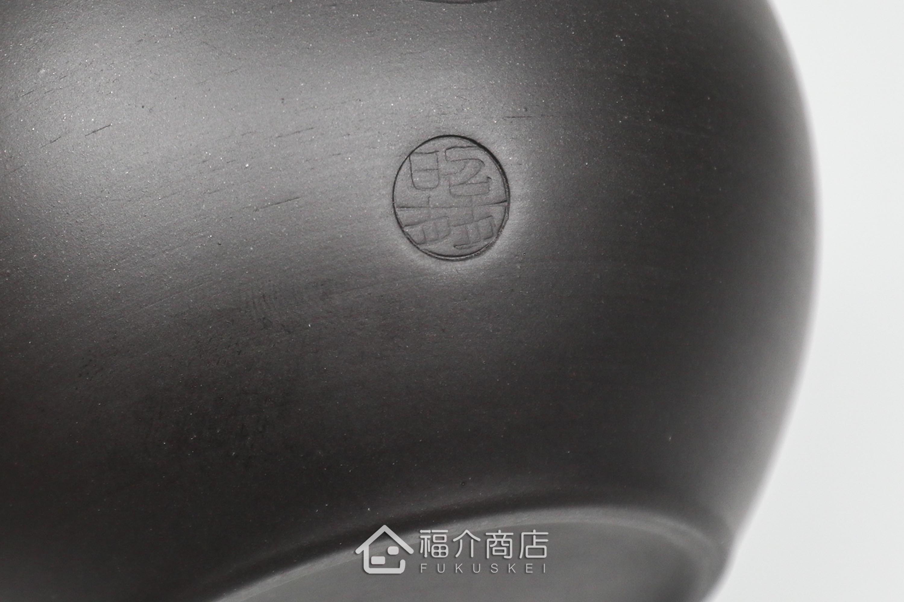 泡茶用的日本陶瓷茶壺,壺身有櫻花圖樣