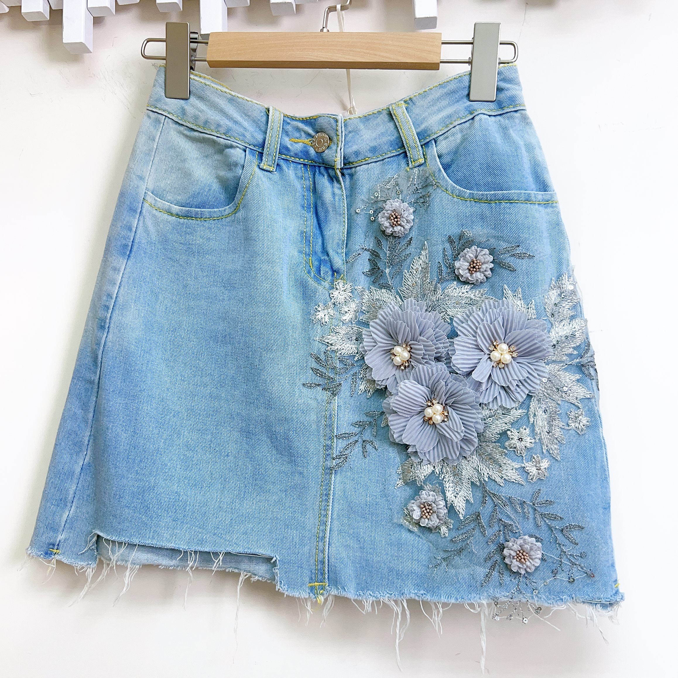 刺繡立體珍珠閃片花朵洗水軟牛仔半截裙 (S腰26 臀36 長16吋/M腰28 臀38 長16吋/L腰30臀40 長16吋) LA112