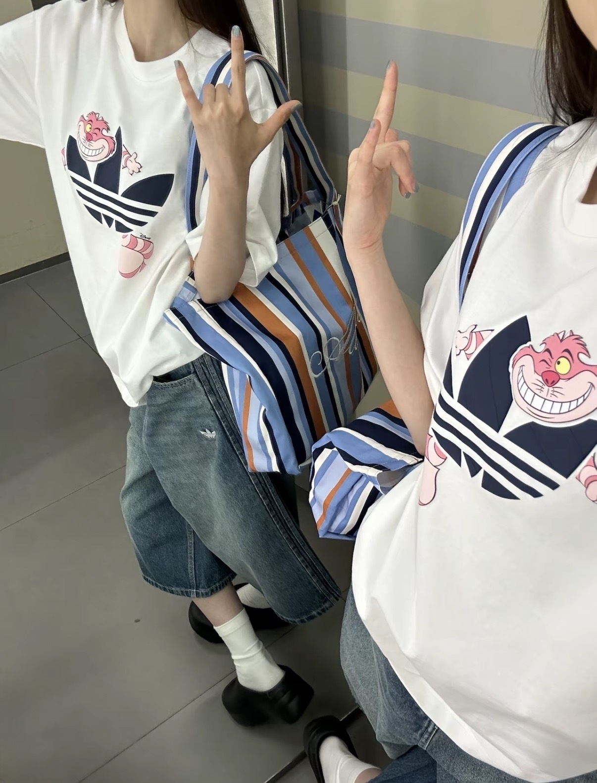 男女款 ADIDAS X DISNEY U TEE SS 白 柴郡貓 愛麗絲夢遊仙境 迪士尼 聯名款 印花 寬鬆 三葉草 短T【KY8305】ADLP