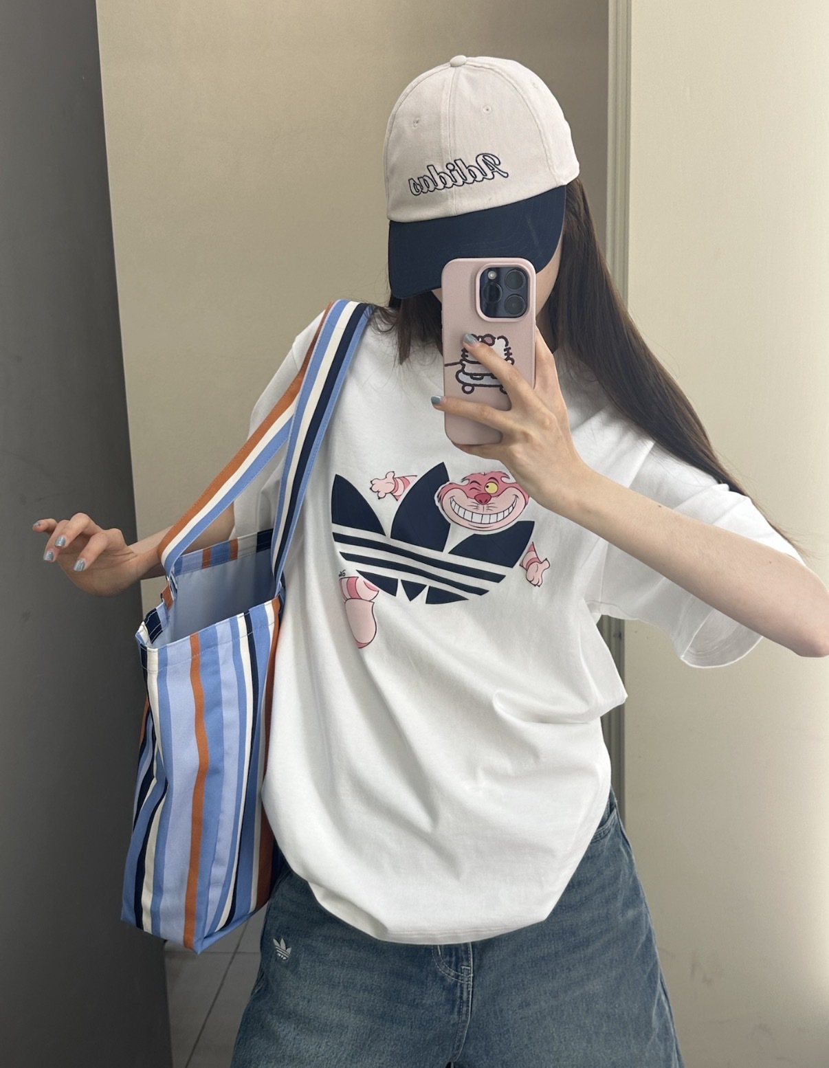 男女款 ADIDAS X DISNEY U TEE SS 白 柴郡貓 愛麗絲夢遊仙境 迪士尼 聯名款 印花 寬鬆 三葉草 短T【KY8305】ADLP
