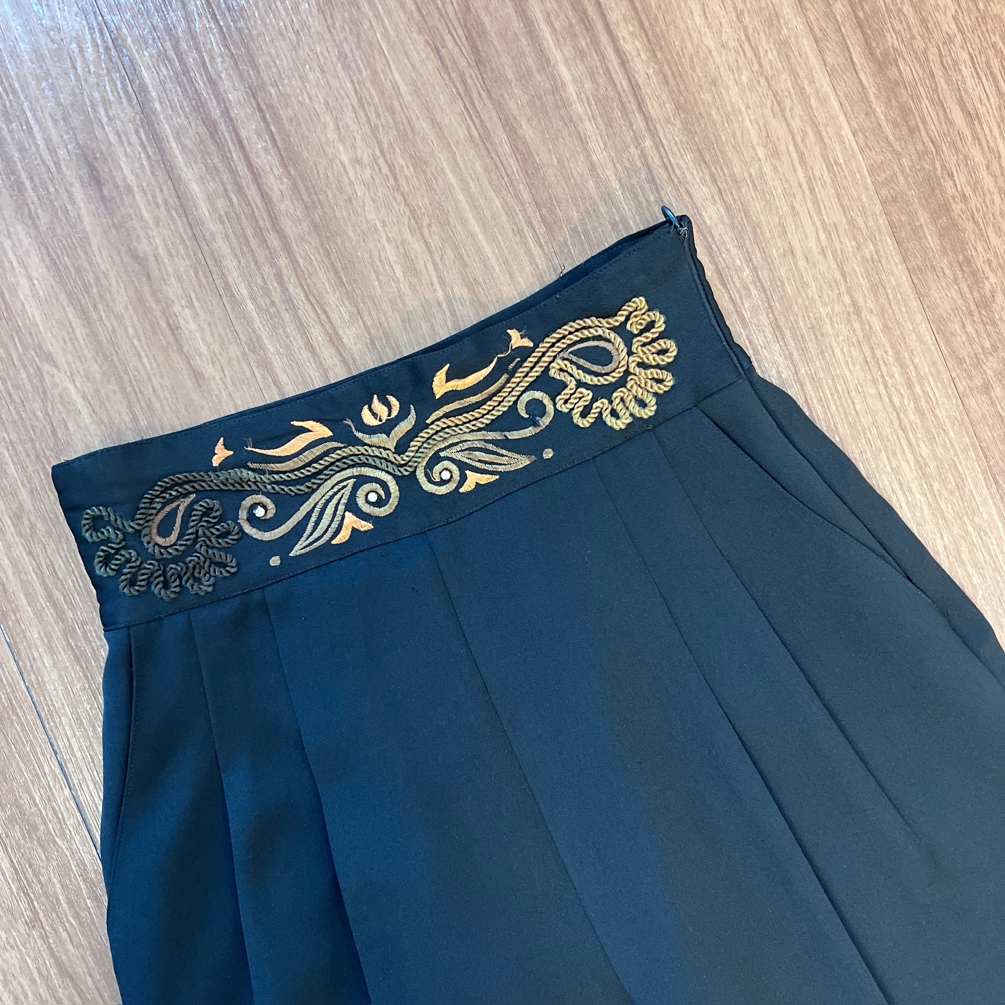 黑色刺繡裝飾長褲