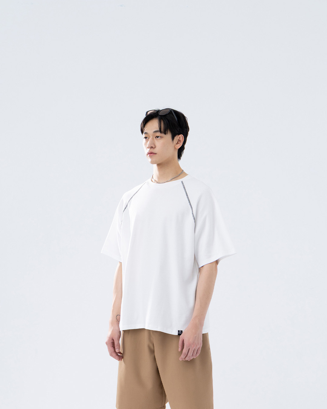 Men's Color-Blocked Short-Sleeve Top with Woven Label and Stitching - White (M/L/XL)【01190369】in stock+pre-order