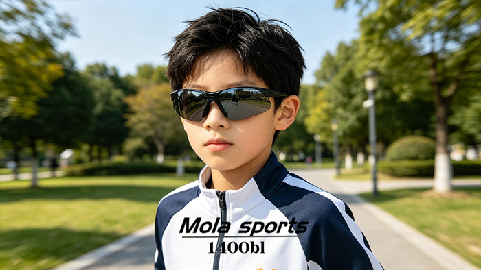 小臉專屬運動墨鏡推薦|MOLA 1400PN 窄版黑框灰鍍淺水銀太陽眼鏡 - 青少年大童戶外必備