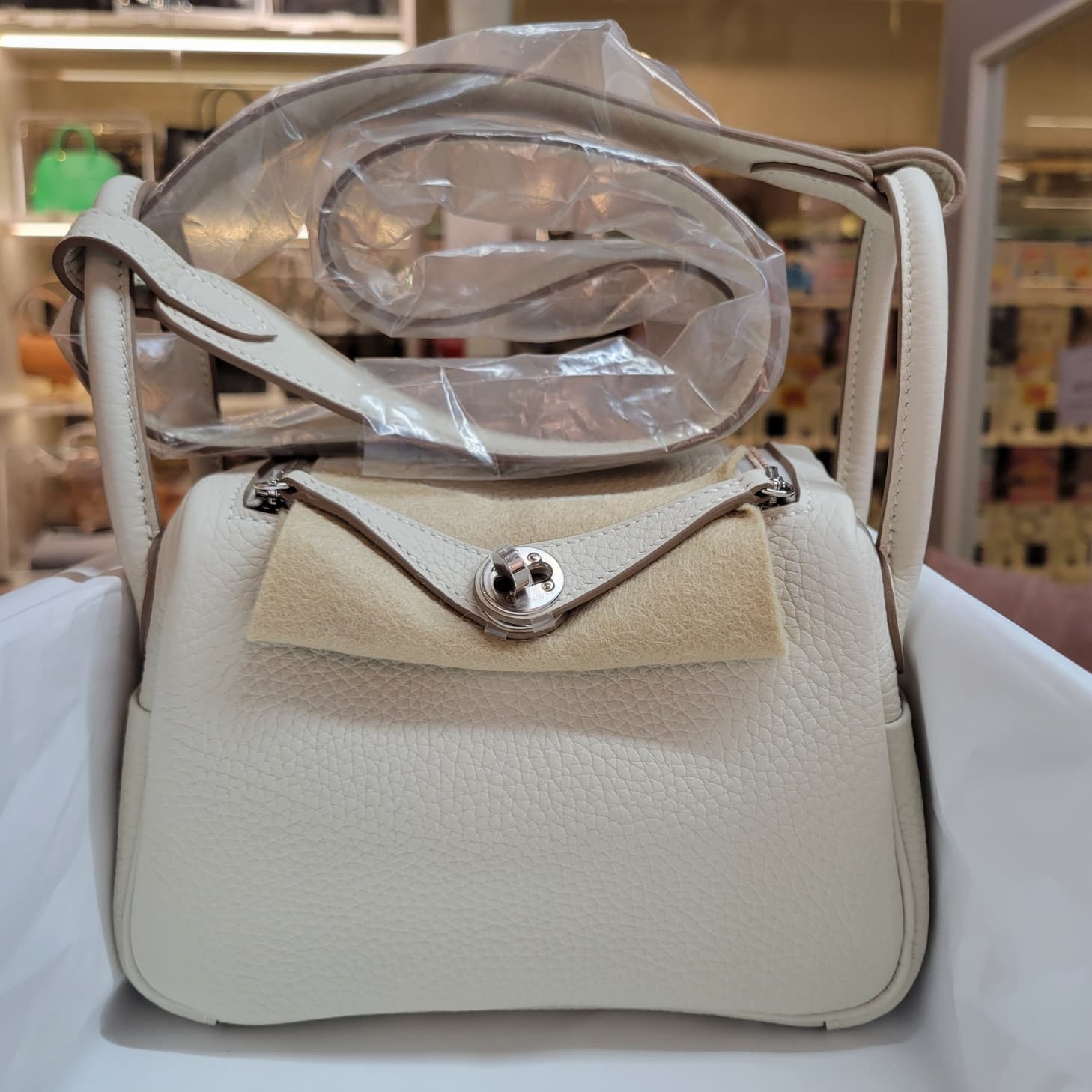 HERMES MINI LINDY 2 10 CRAIE CK 2代奶昔白銀扣